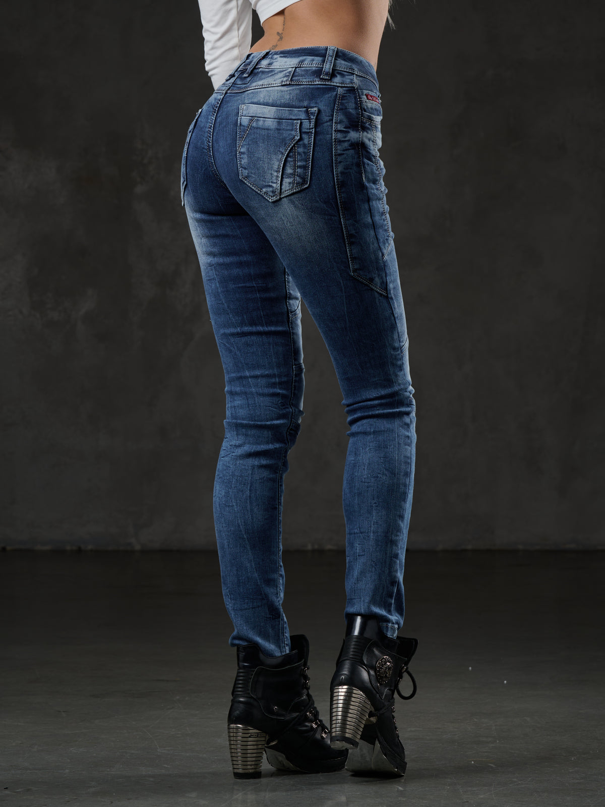 WD502 Damen Slim-Fit-Jeans mit Ziernähten in Straight Fit