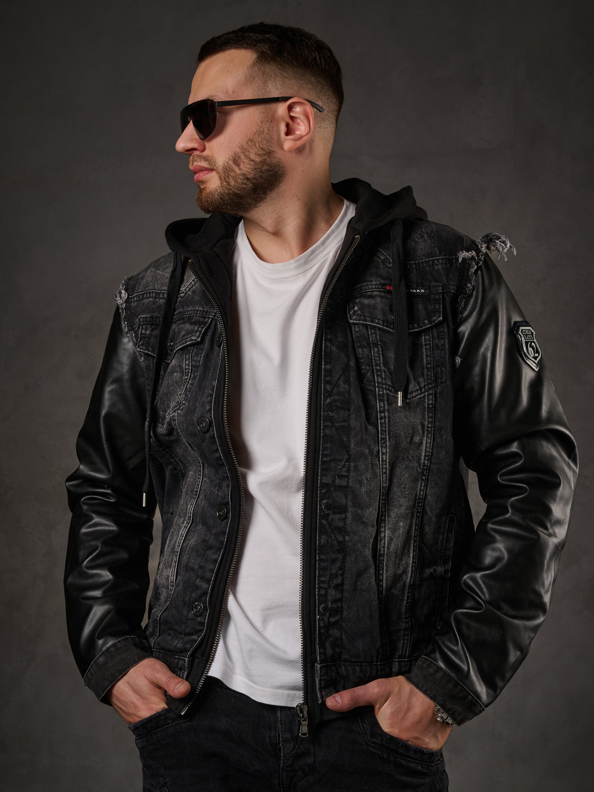 C-1290 Veste pour hommes cagoulés avec un patch en métal sur le bras supérieur