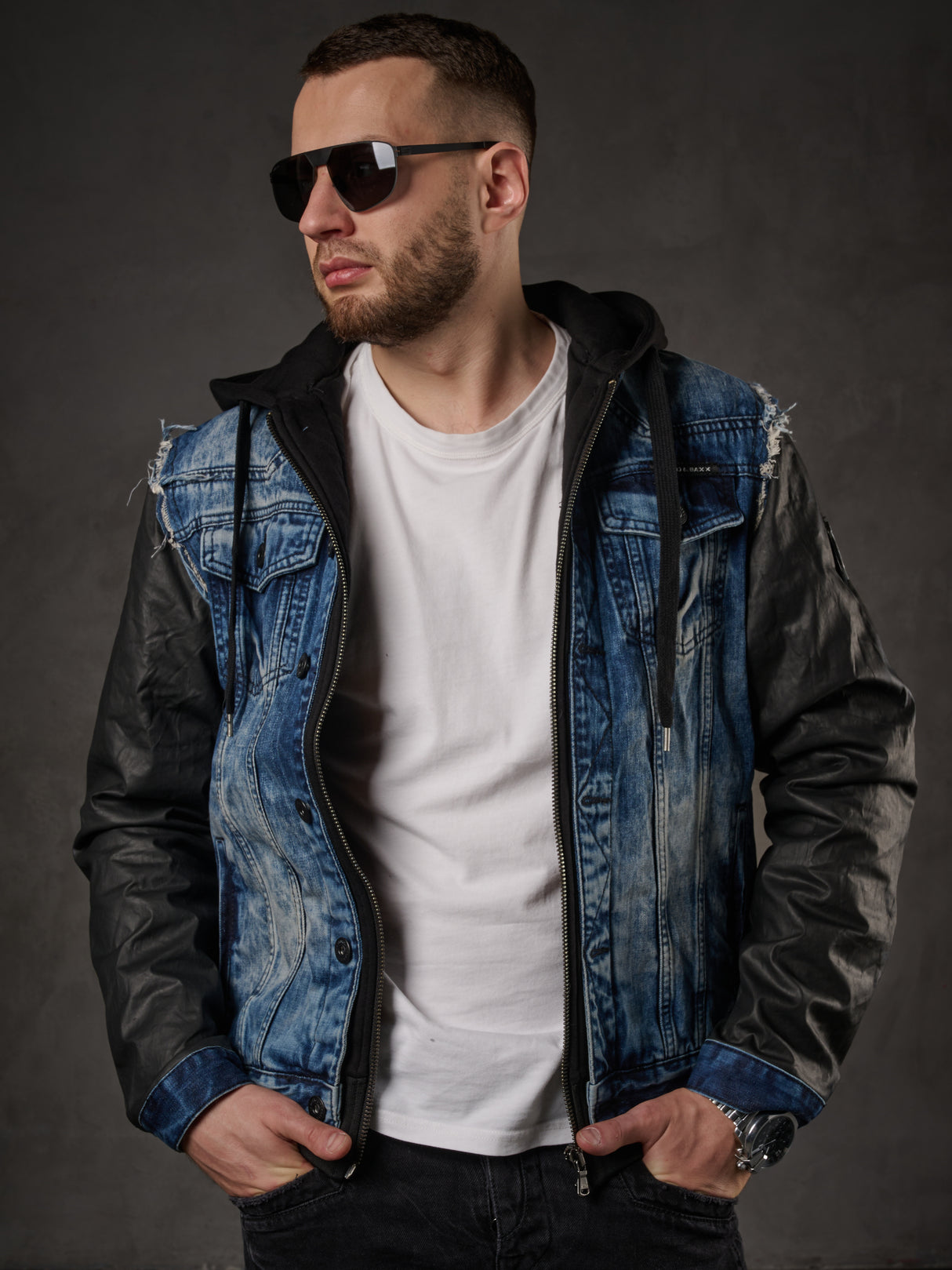 C-1290 Veste pour hommes cagoulés avec un patch en métal sur le bras supérieur