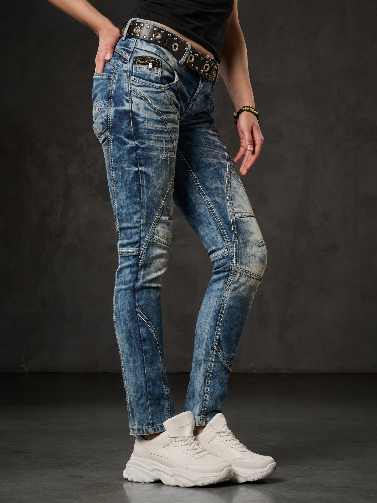 WD175 Damen Slim-Fit-Jeans mit Ziernähten in Straight Fit