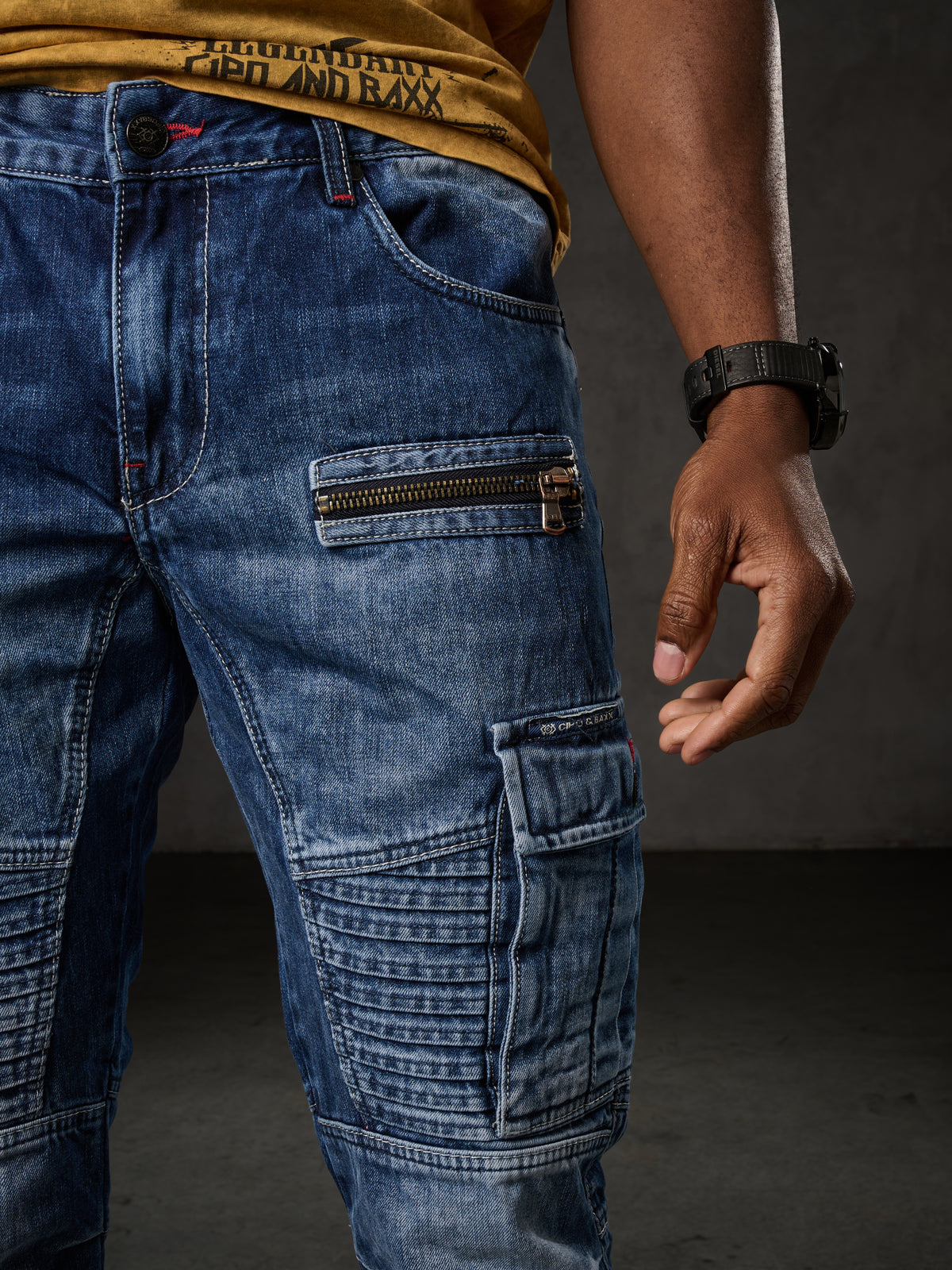 CD798 Jeans de hombre con detalles de cuero