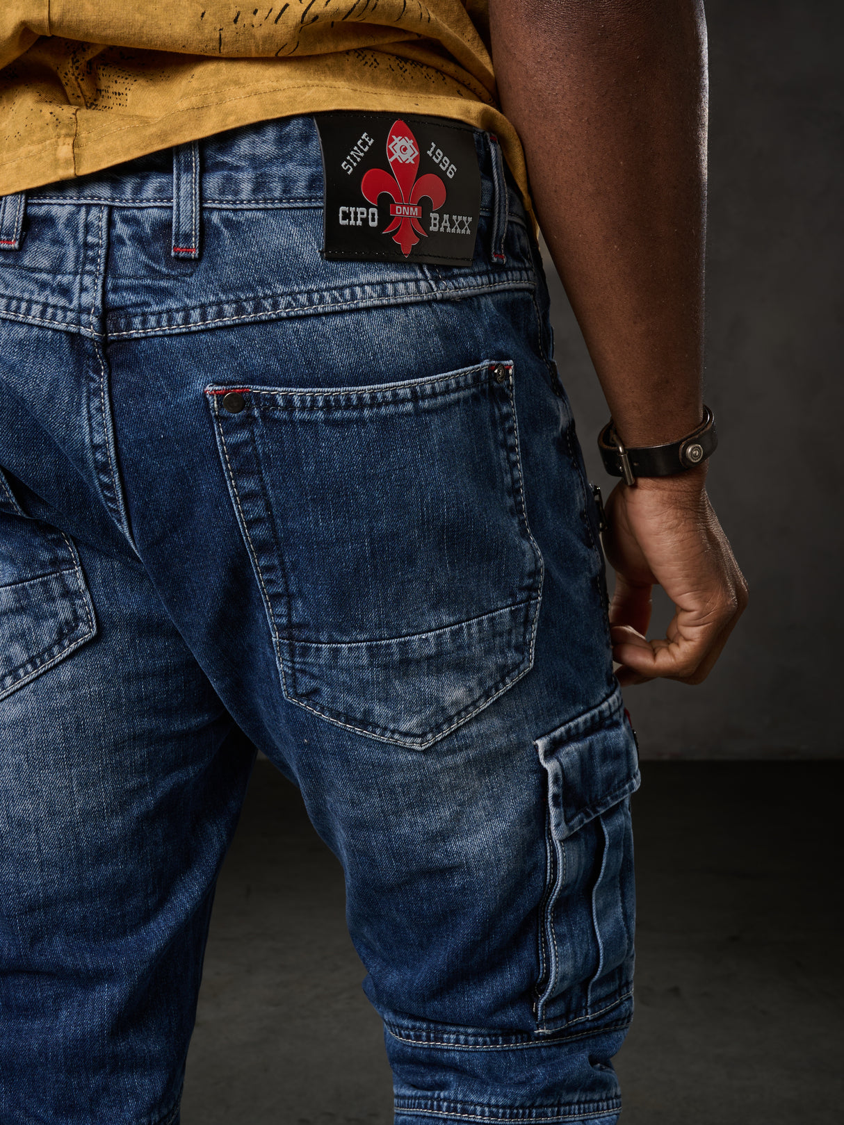 CD798 Jeans de hombre con detalles de cuero