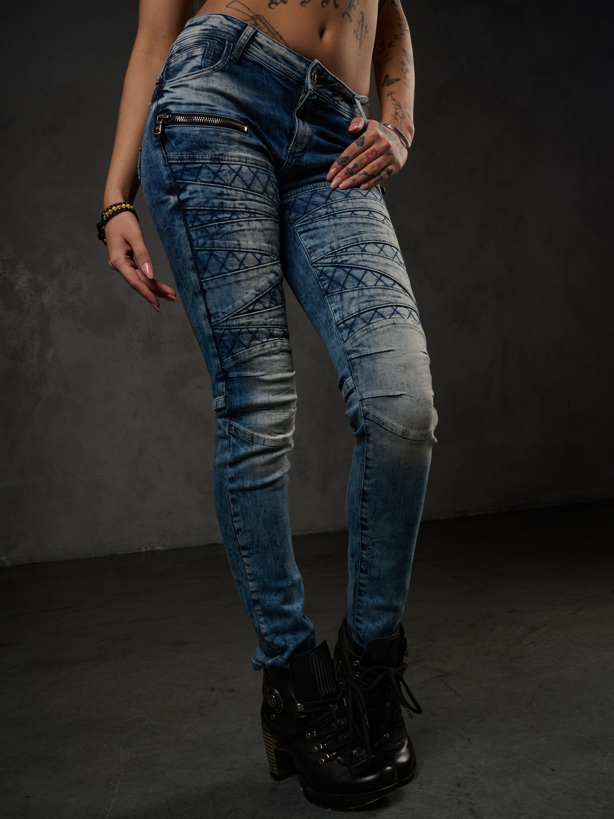 WD381 jeansy damskie z haftowanymi elementami