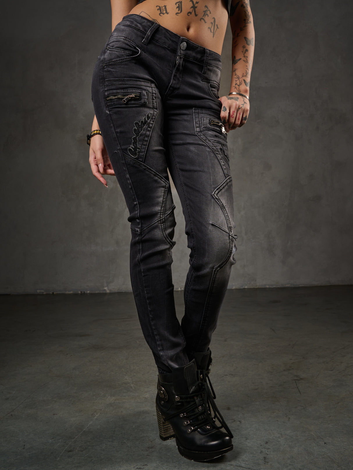 WD437 women slim-fit jeans with trendy decorative stitching