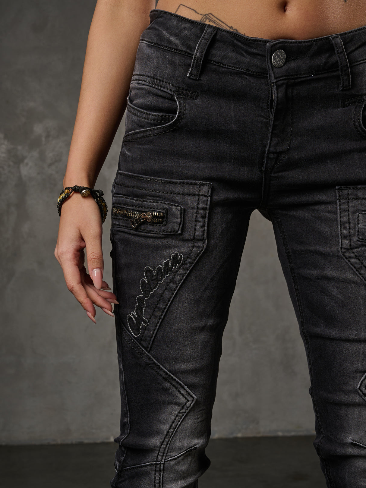 WD437 women slim-fit jeans with trendy decorative stitching