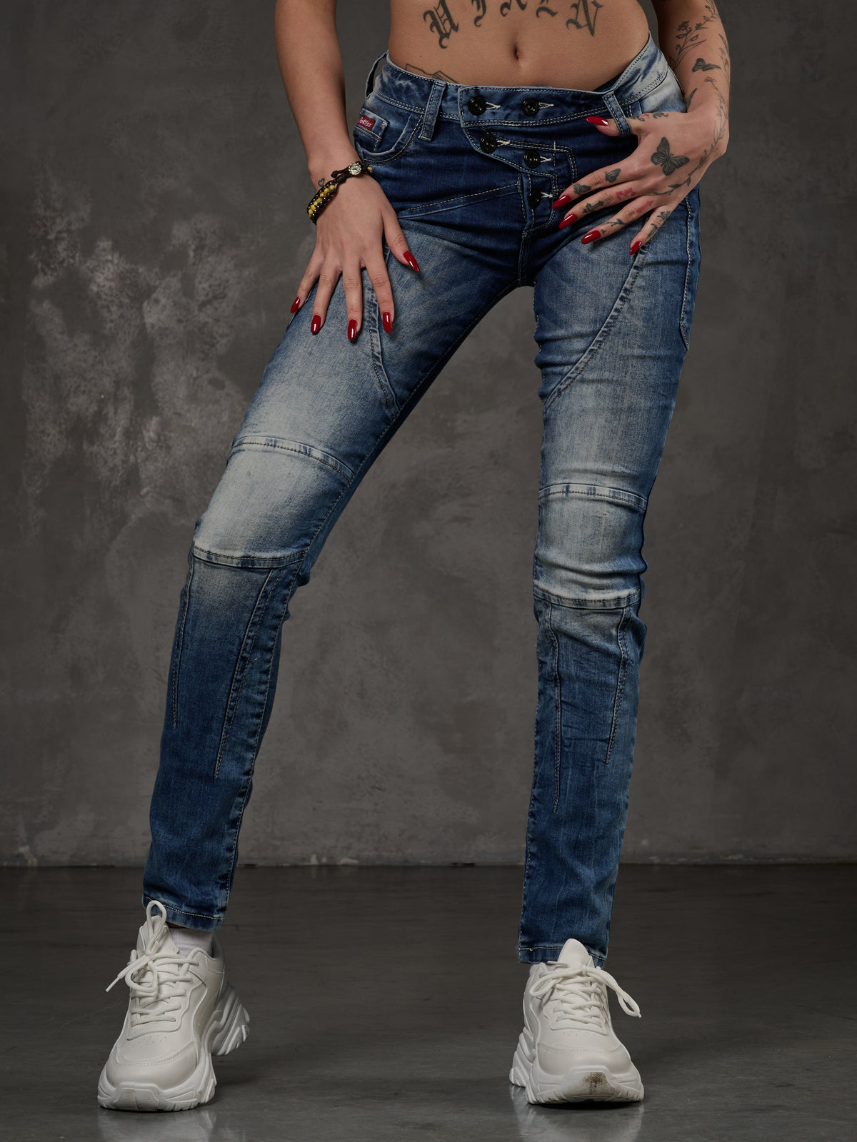 WD502 Damen Slim-Fit-Jeans mit Ziernähten in Straight Fit