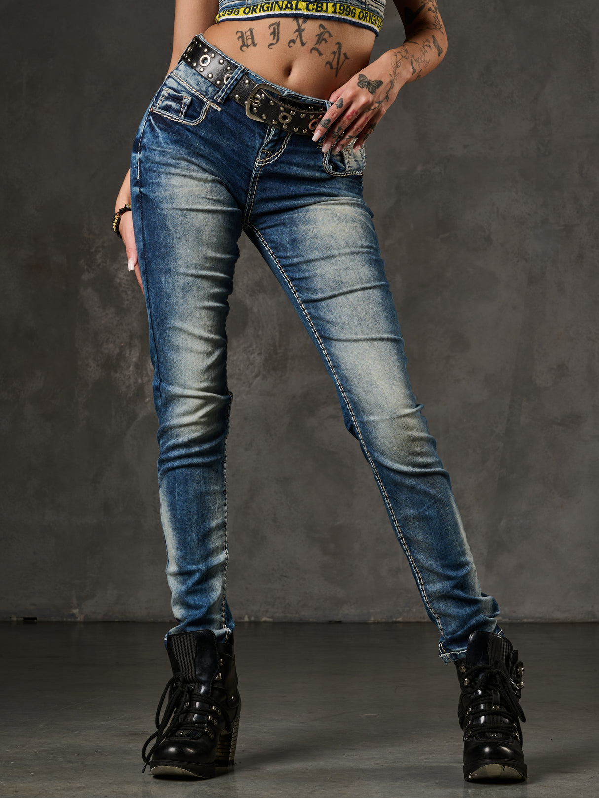 WD153 Slim-Fit Dames Jeans met een lage Taille in Straight Fit