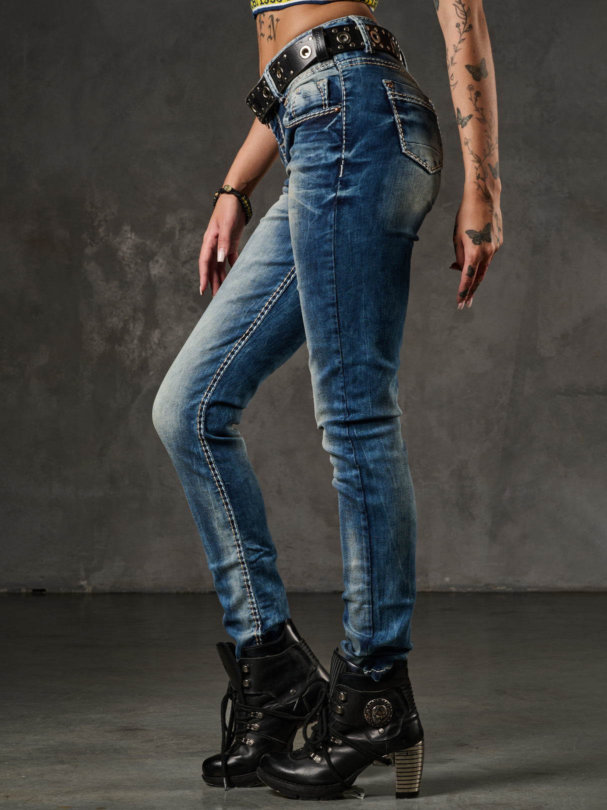 WD153 Slim-Fit Dames Jeans met een lage Taille in Straight Fit