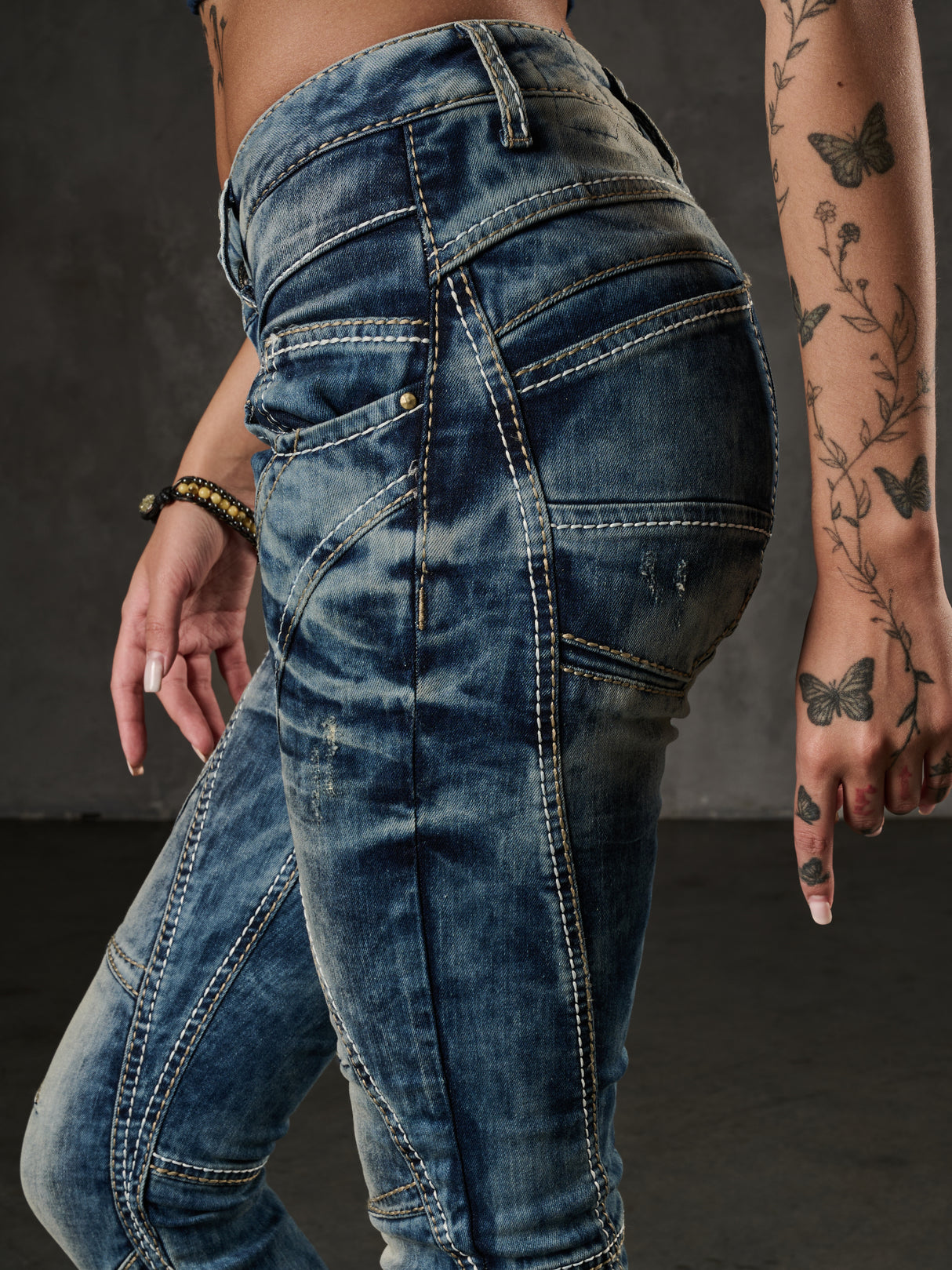 WD175 women Slim-Fit jeans with decorative stitching in Straight Fit