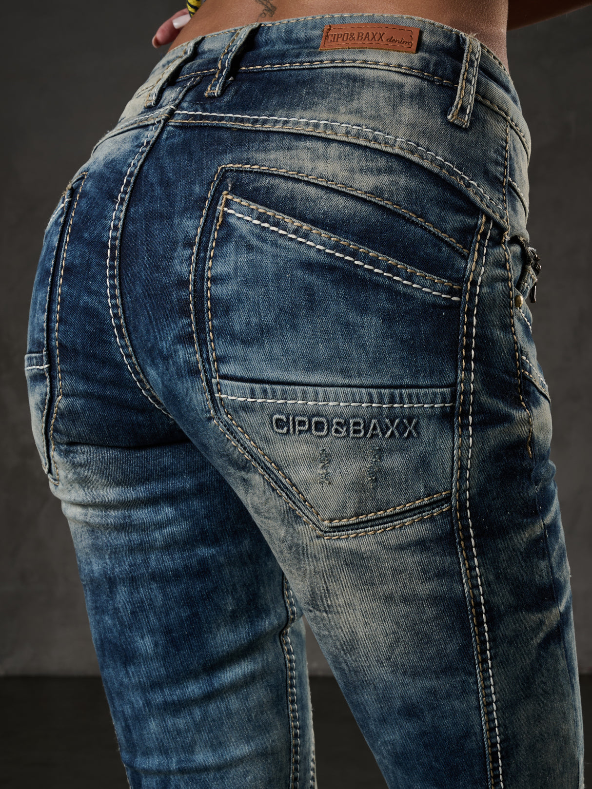 WD175 women Slim-Fit jeans with decorative stitching in Straight Fit