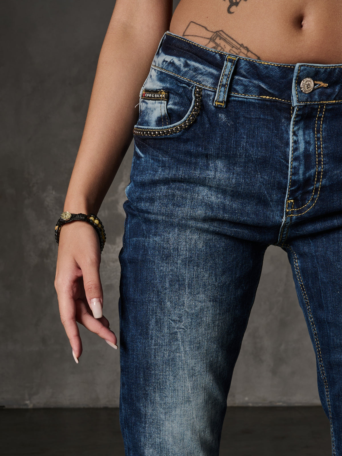 WD460 women Slim-Fit jeans with subtle wash and cool rivets