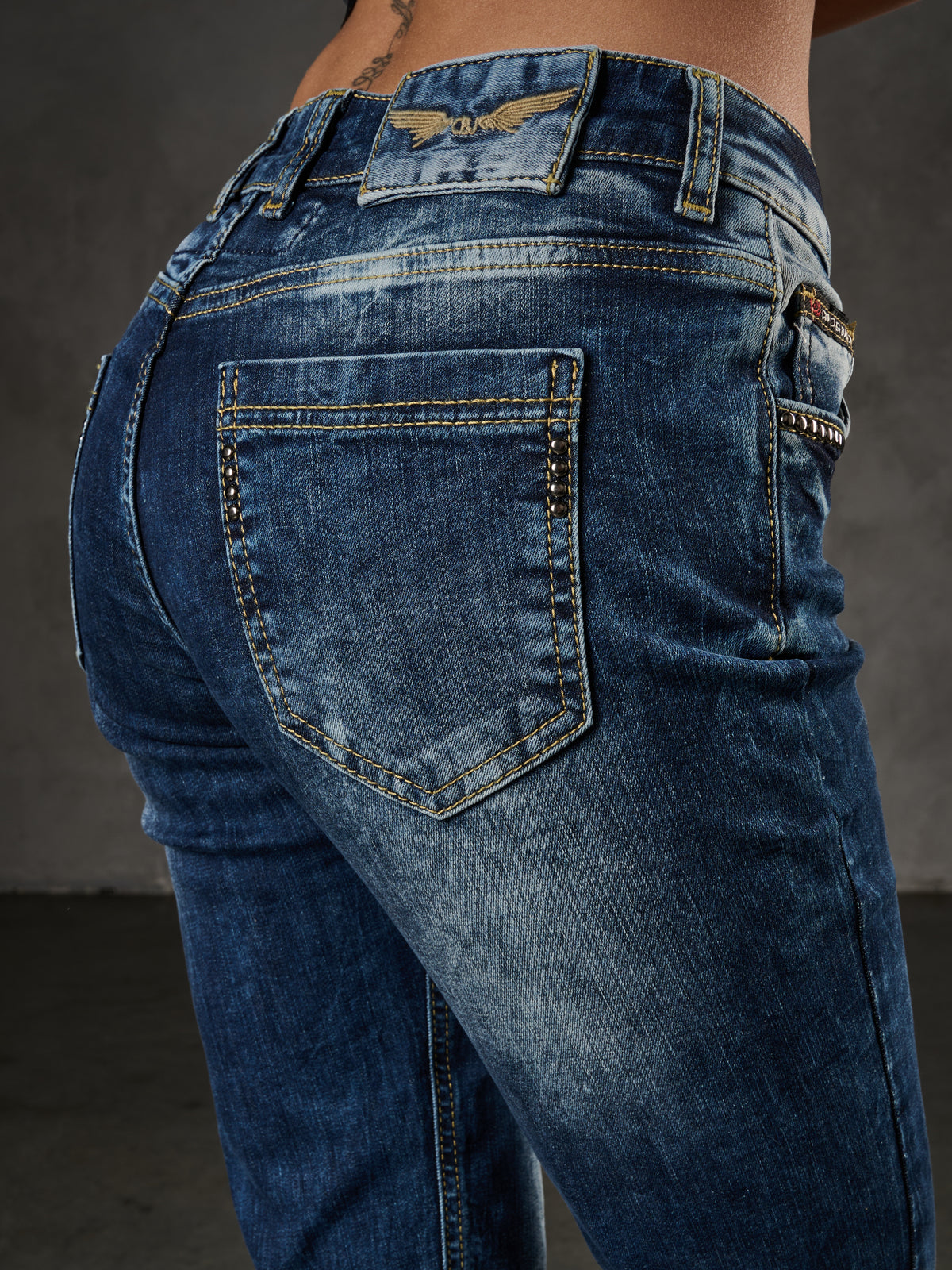 WD460 women Slim-Fit jeans with subtle wash and cool rivets