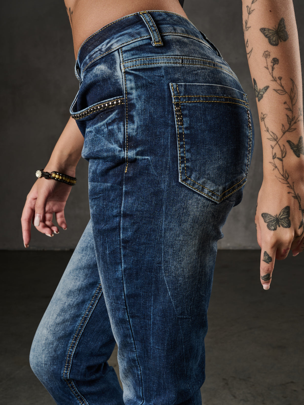 WD460 women Slim-Fit jeans with subtle wash and cool rivets