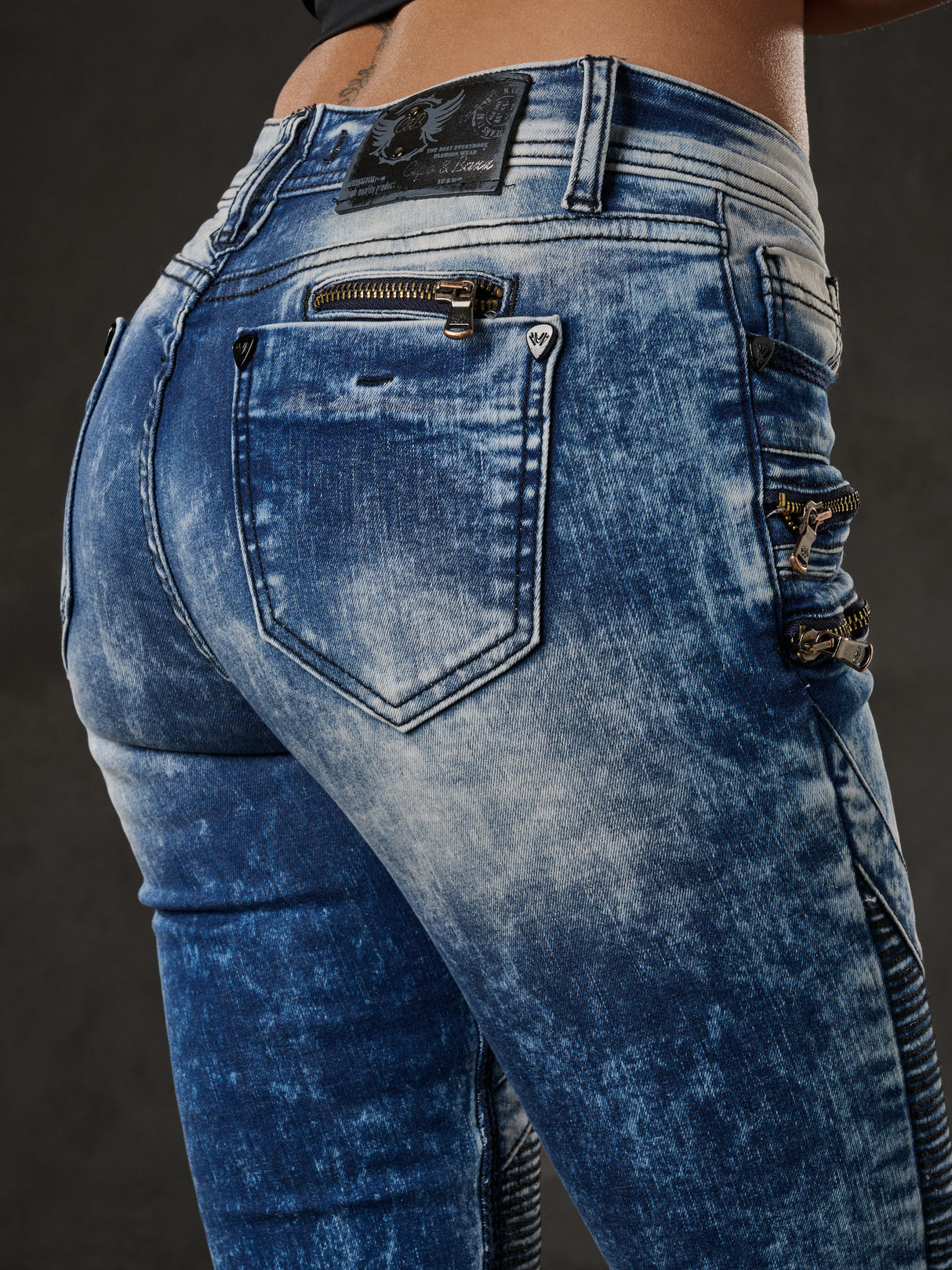 WD361 women Slim-Fit jeans with fashionable acid-wash details in Skinny-Fit
