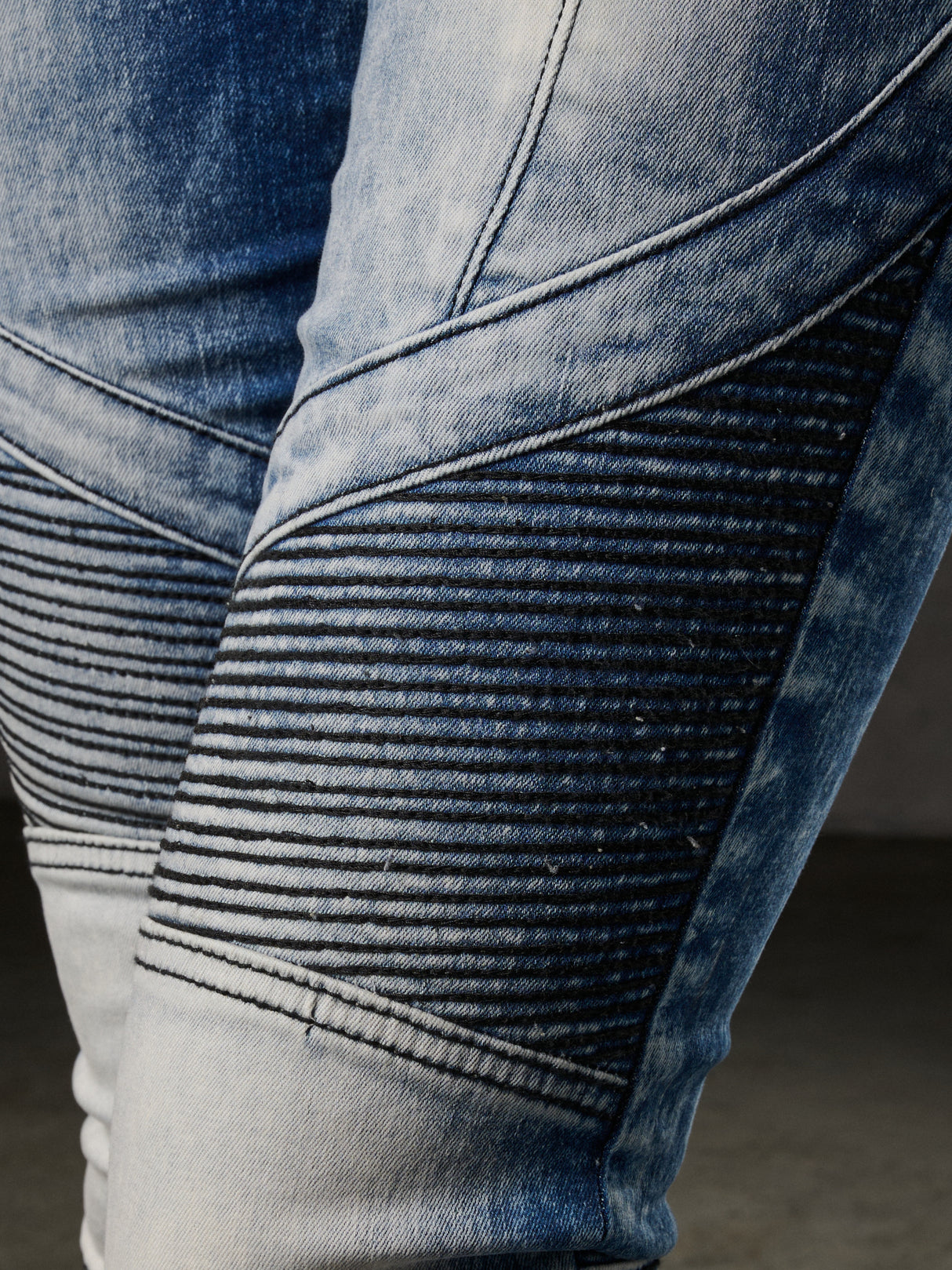 WD361 women Slim-Fit jeans with fashionable acid-wash details in Skinny-Fit