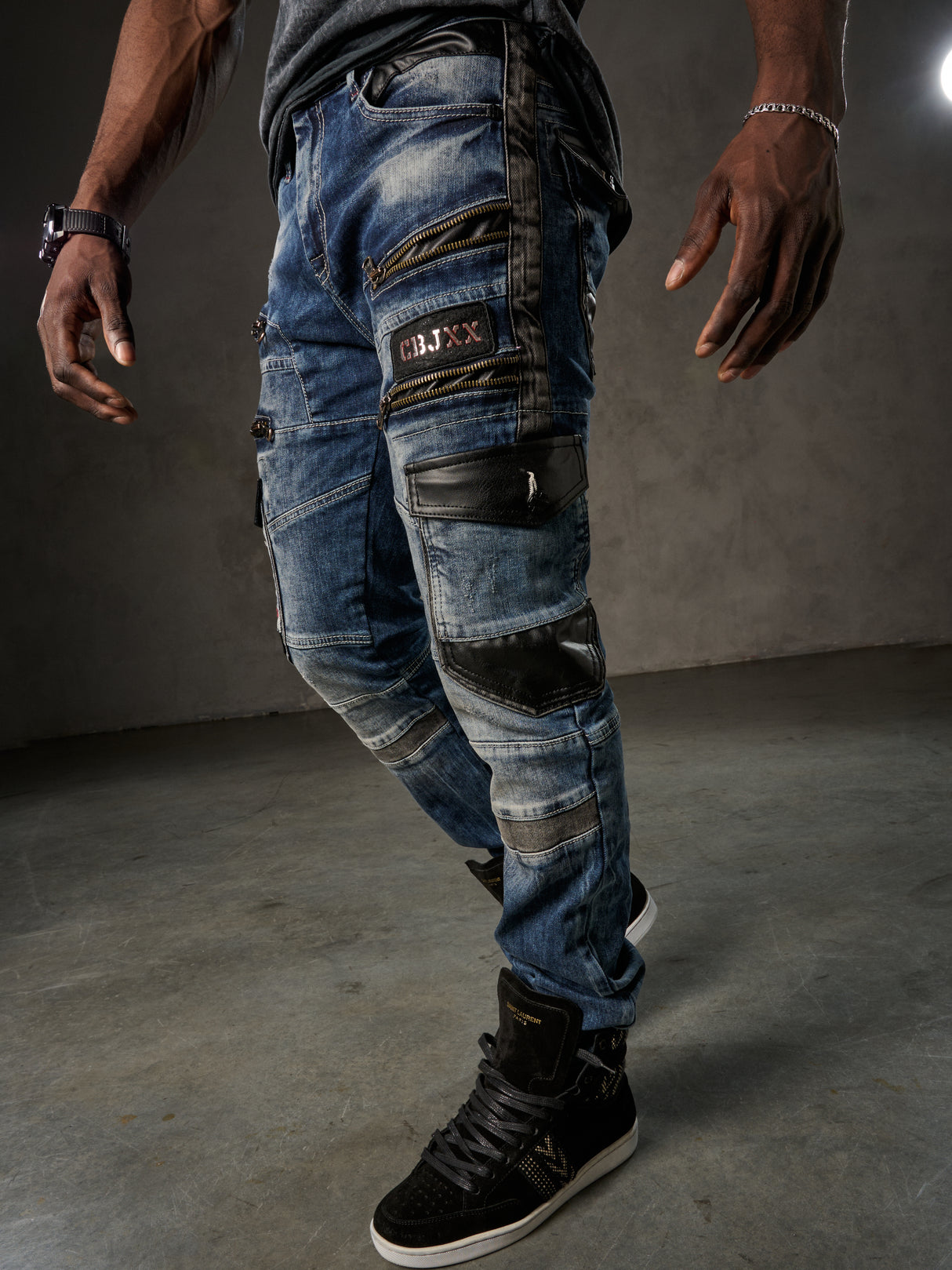 CD586 Herren bequeme Jeans mit auffälligen Applikationen