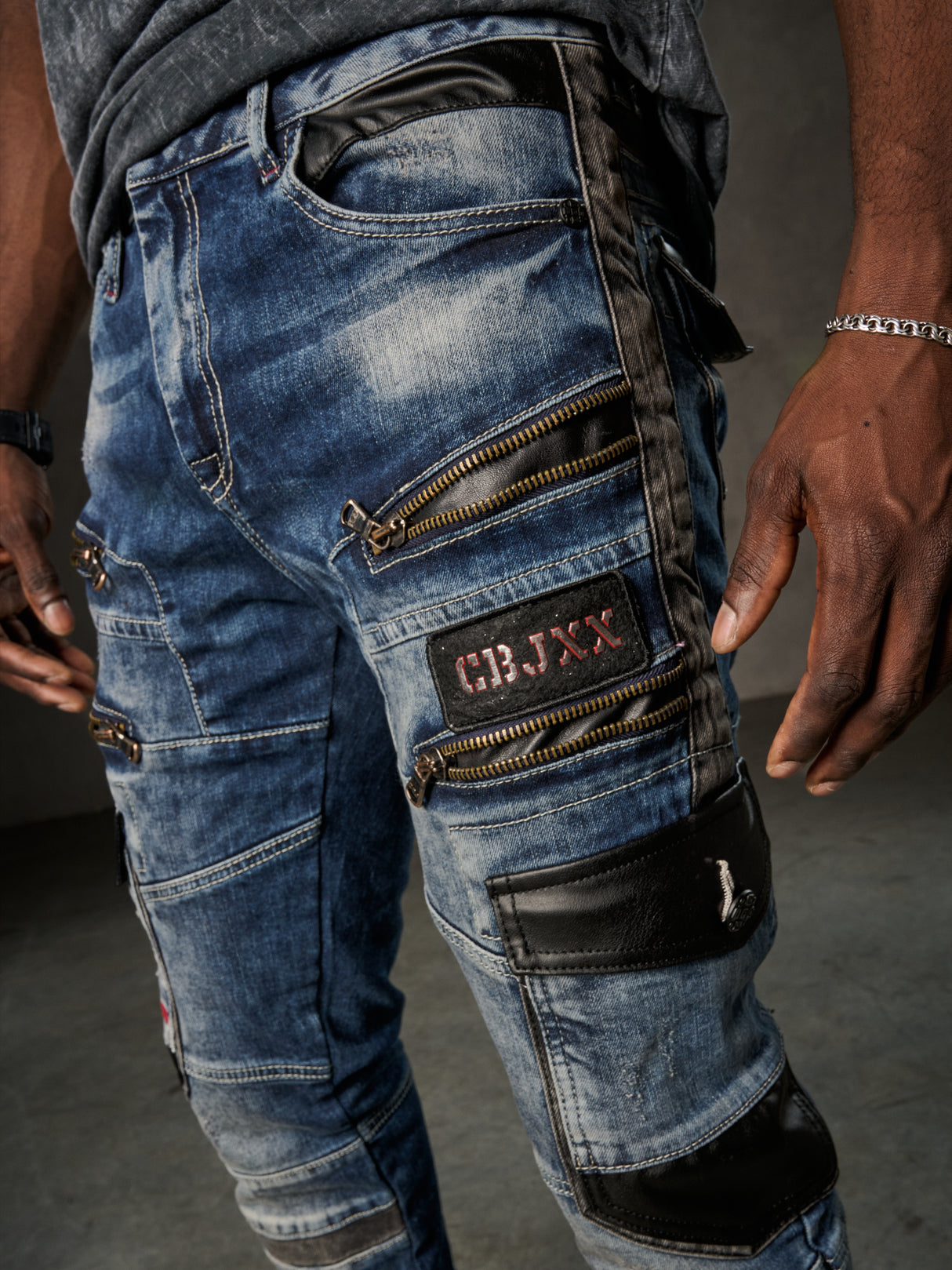 CD586 Herren bequeme Jeans mit auffälligen Applikationen