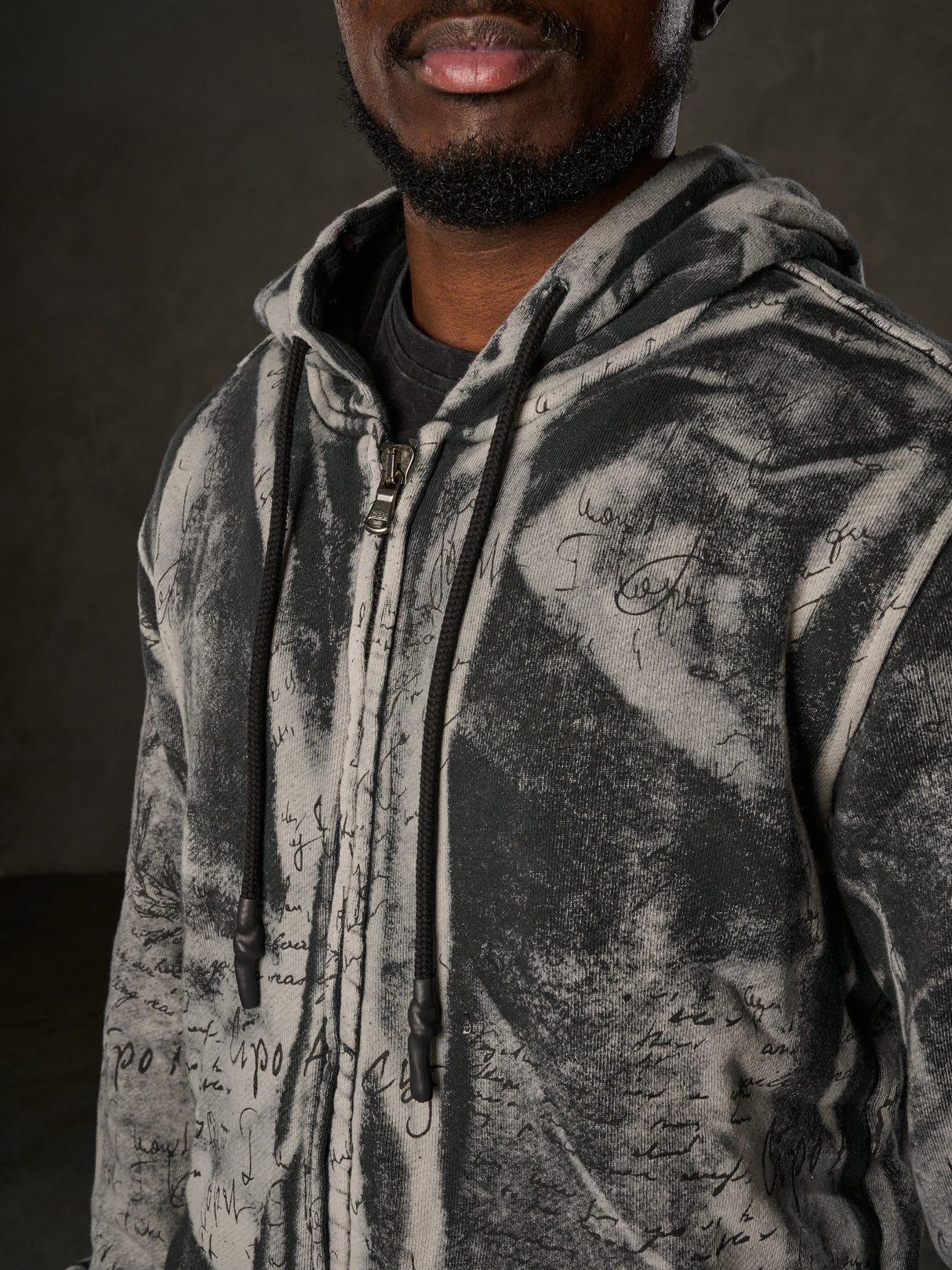 CL594 Herren Hoodie Sweatshirt – Schwarz-Blauer Kapuzenpullover mit Tie-Dye & „96“ Print | Streetwear mit Retro-Flair & Markenstatement