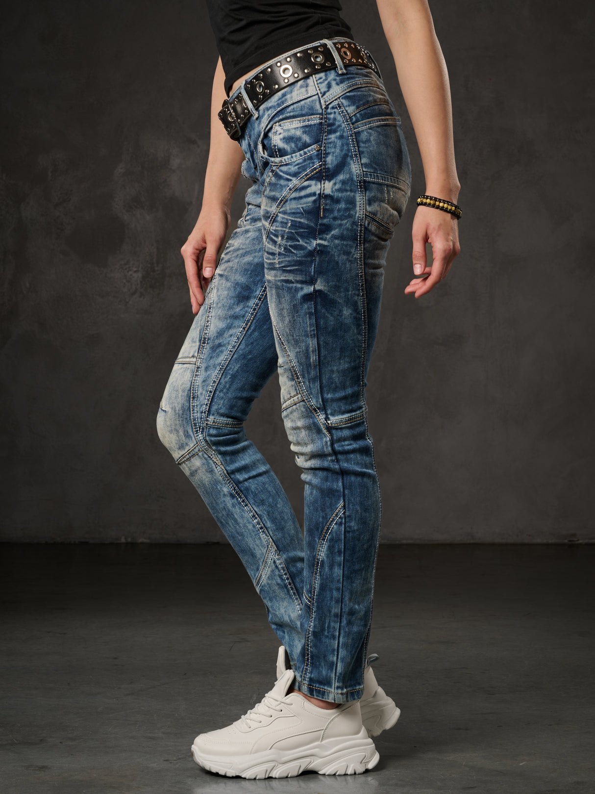 WD175 Damen Slim-Fit-Jeans mit Ziernähten in Straight Fit