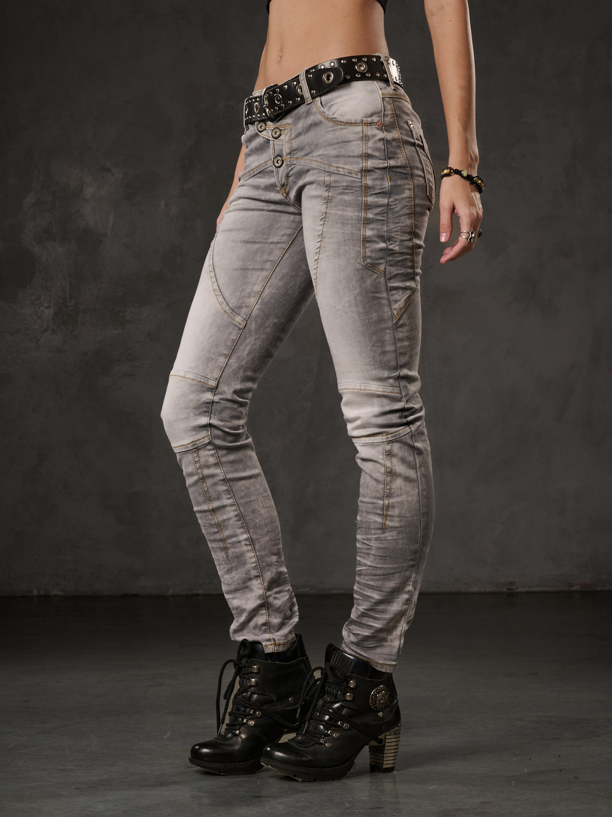 WD502 Damen Slim-Fit-Jeans mit Ziernähten in Straight Fit