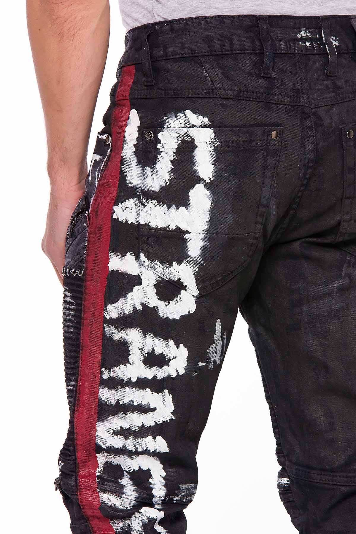 CD571 jeansy z farbą i napisami