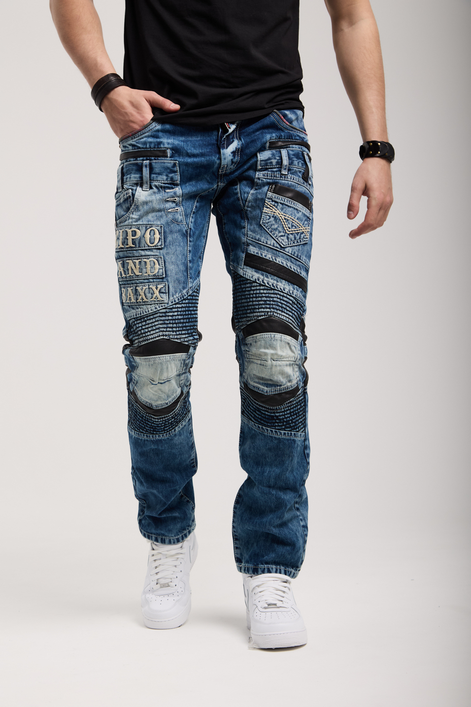 Jeans comodi da uomo CD637 in un look interessante