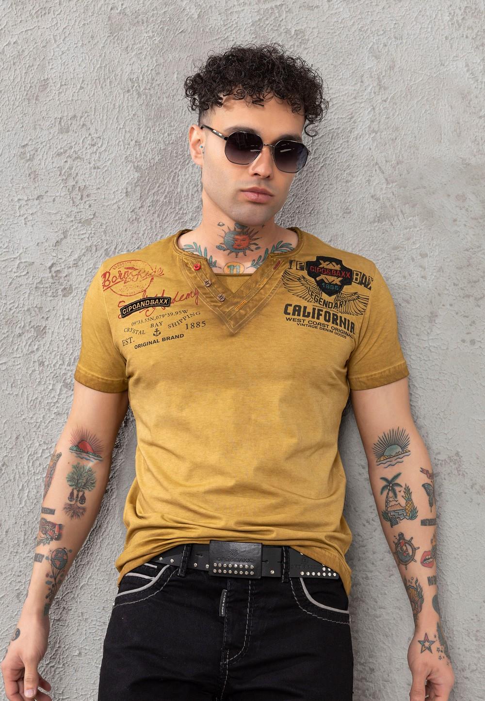 CT783 t-shirt męski w serek z nadrukiem