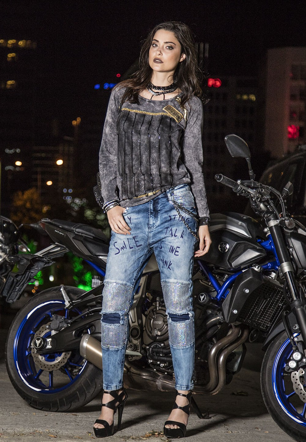 WD314 jeansy damskie 7/8 spodnie z błyszczącymi detalami cekinowymi