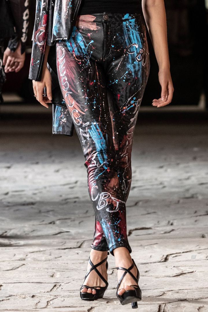 WD487 spodnie damskie skóropodobne z graffiti