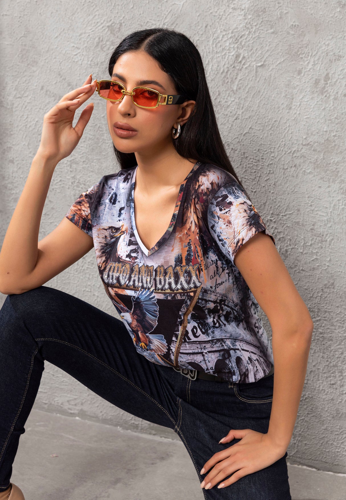 WT380 T-shirt damski z dekoltem w szpic o ekstrawaganckim wyglądzie