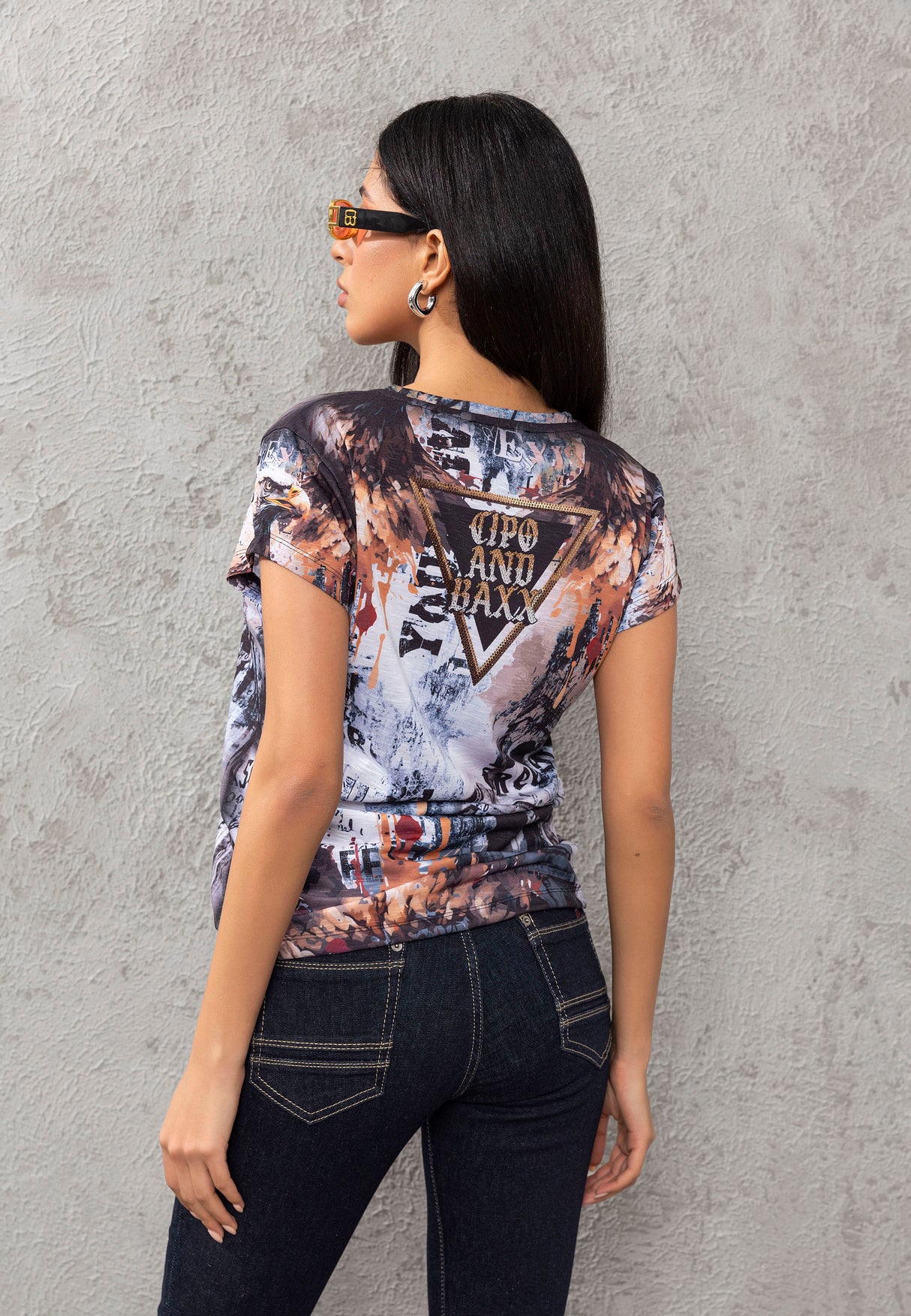 WT380 T-shirt damski z dekoltem w szpic o ekstrawaganckim wyglądzie