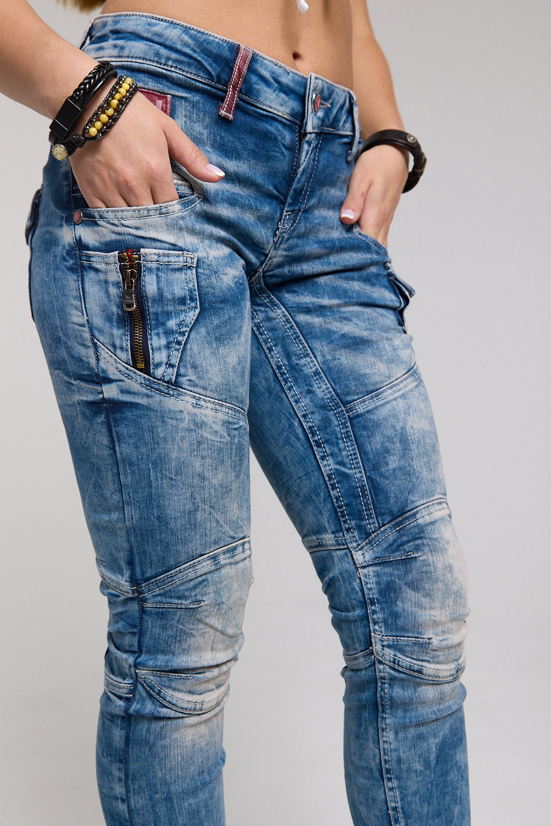 WD358 jeansy damskie z modnymi przeszyciami