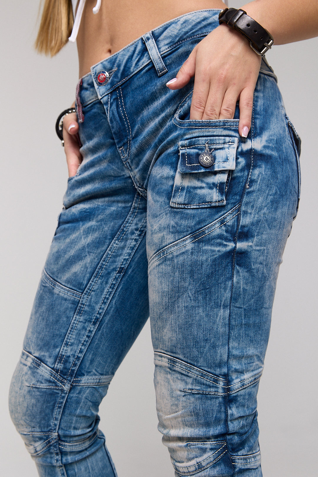 WD358 jeansy damskie z modnymi przeszyciami