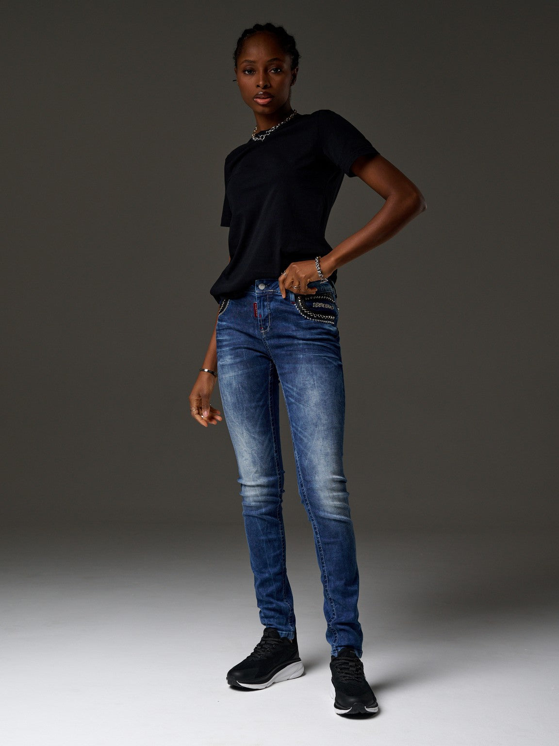WD466 Damen Slim-Fit-Jeans mit coolen Nieten