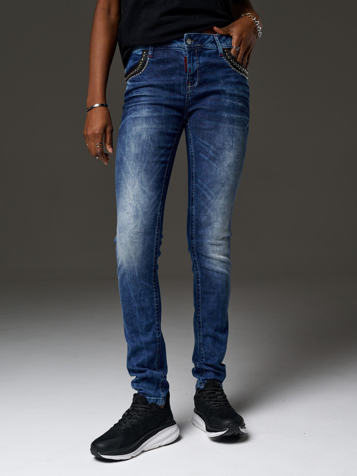 WD466 Damen Slim-Fit-Jeans mit coolen Nieten