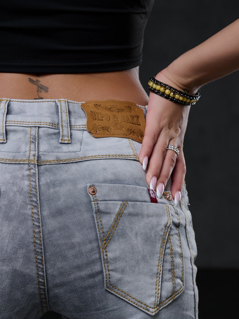 WD502 women's slim-fit jeans with decorative stitching in a straight fit