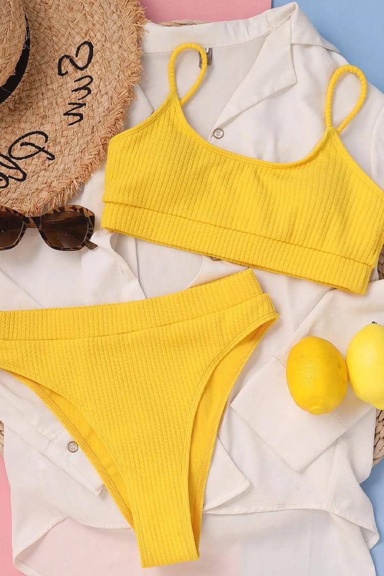 WY191 Komplet bikini z wysokim stanem, wykonany ze specjalnego prążkowanego materiału