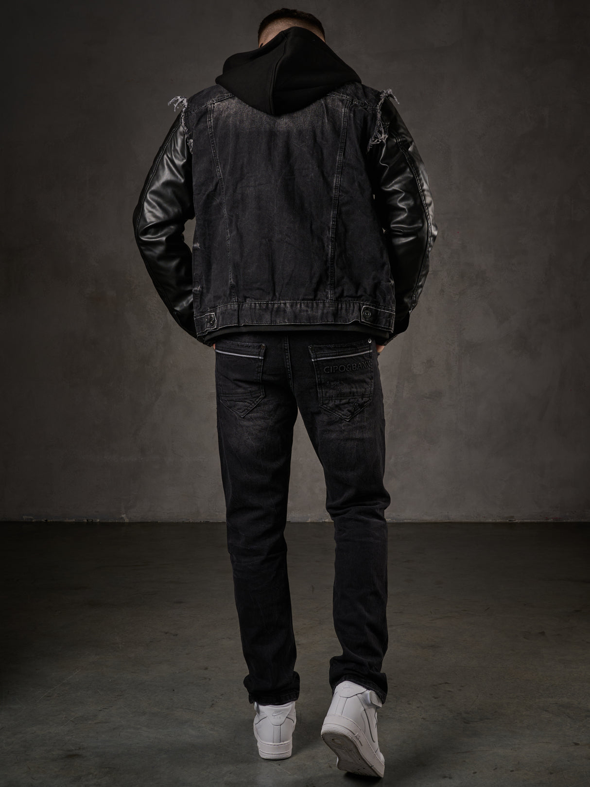 C-1290 Veste pour hommes cagoulés avec un patch en métal sur le bras supérieur