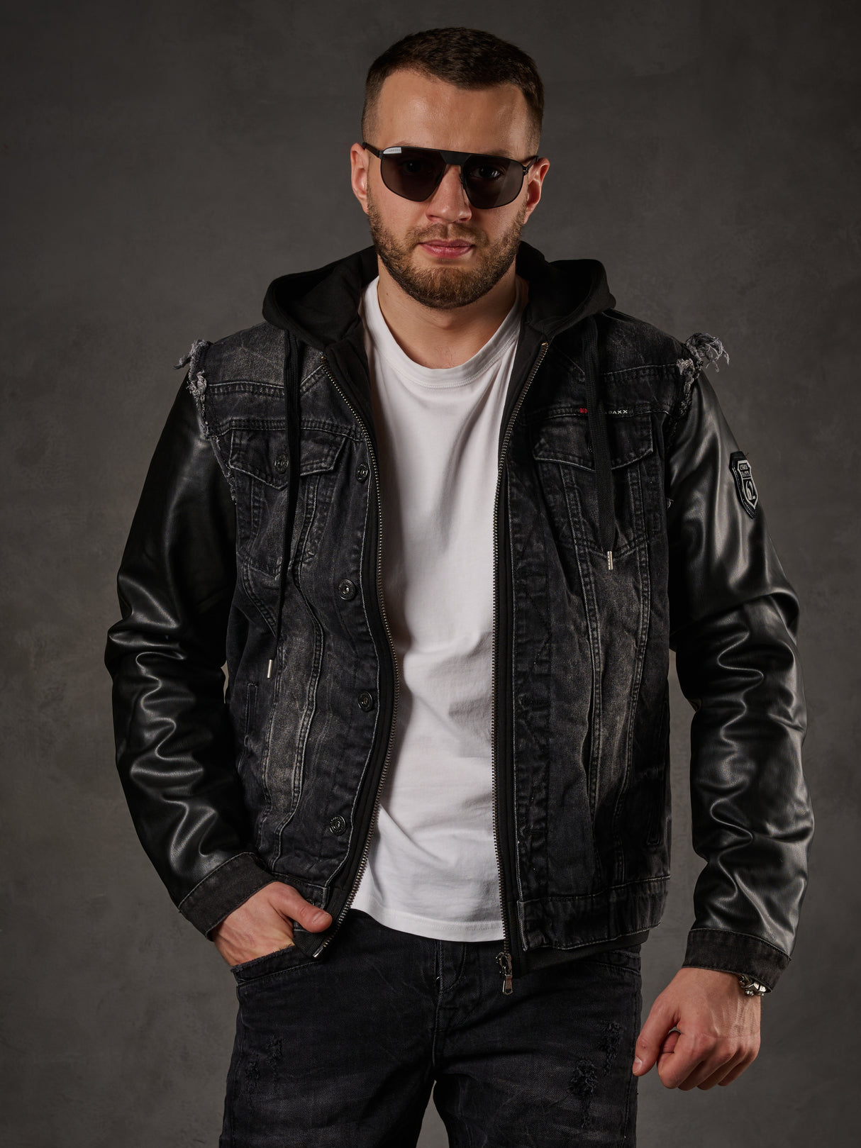 C-1290 Veste pour hommes cagoulés avec un patch en métal sur le bras supérieur
