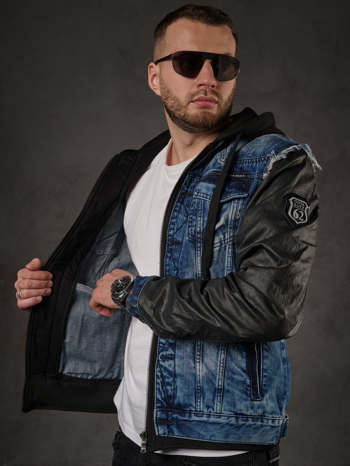 C-1290 Veste pour hommes cagoulés avec un patch en métal sur le bras supérieur