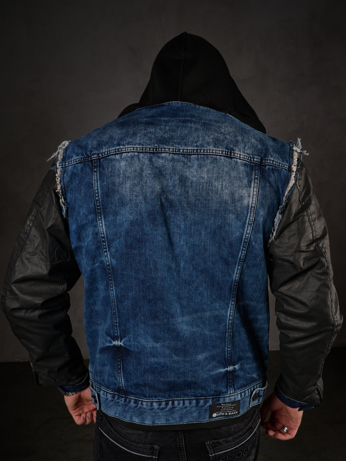 C-1290 Veste pour hommes cagoulés avec un patch en métal sur le bras supérieur