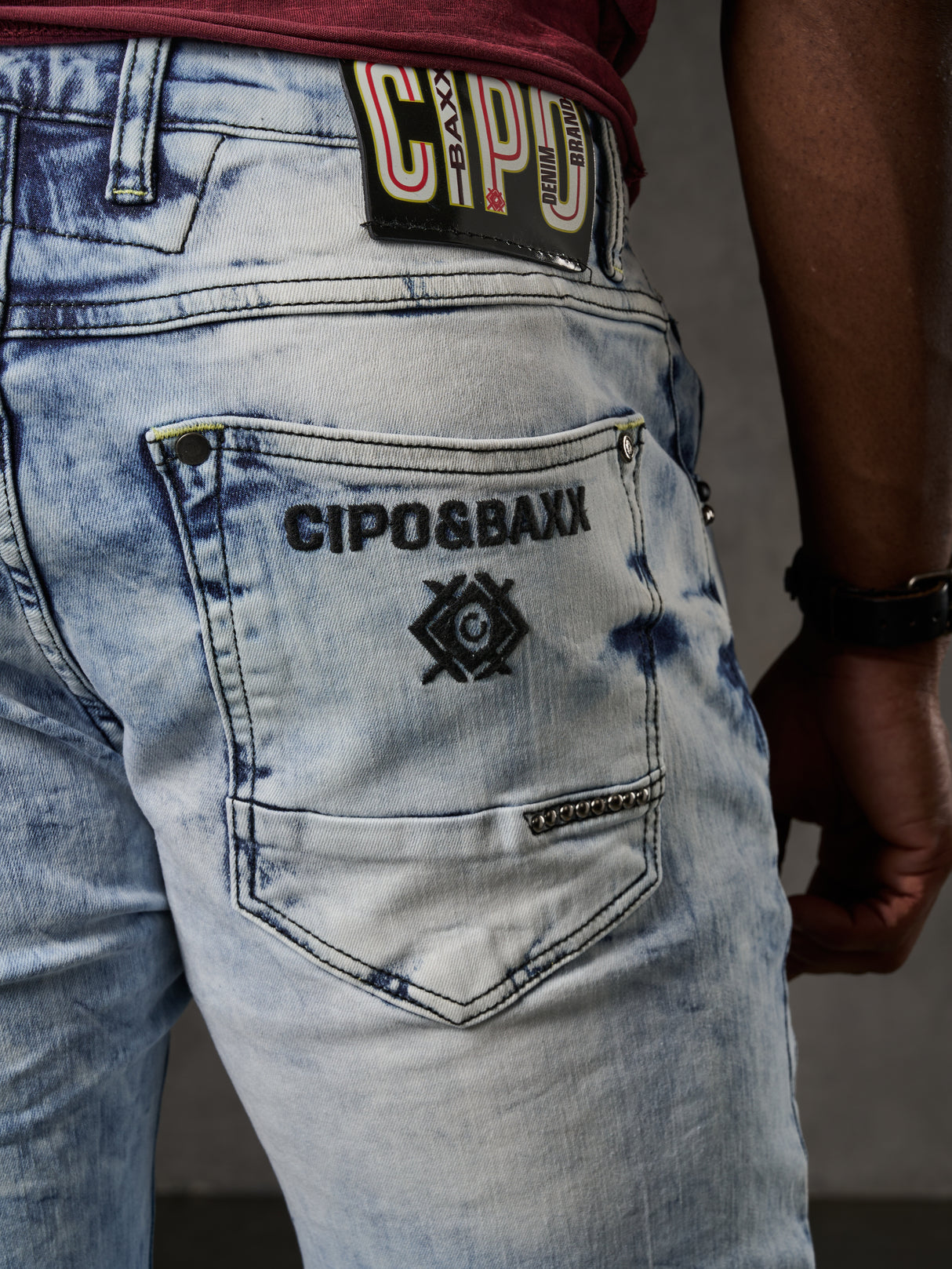 CD810 Herren Jeans in extravagantem Look