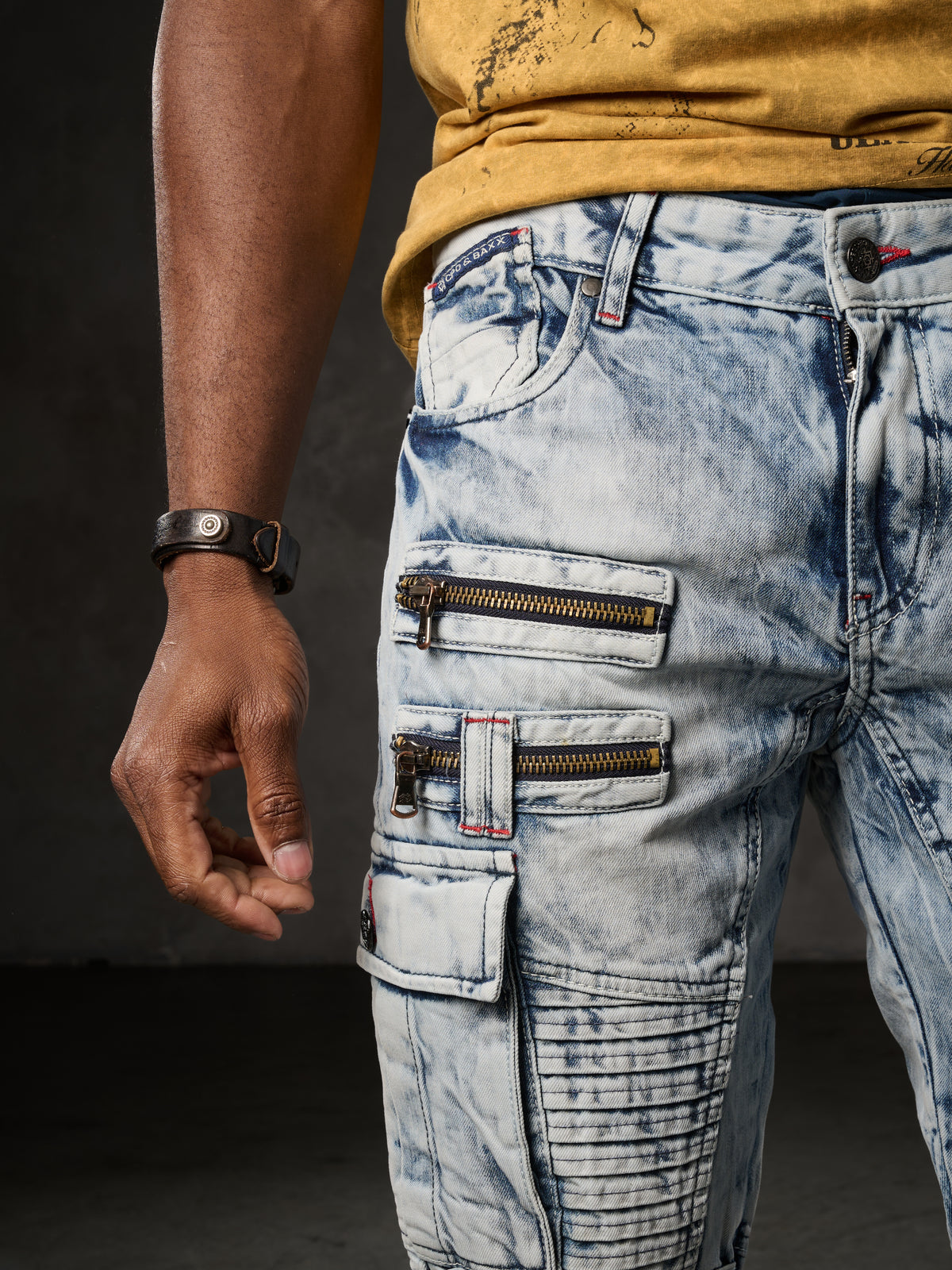 CD798 Jeans de hombre con detalles de cuero