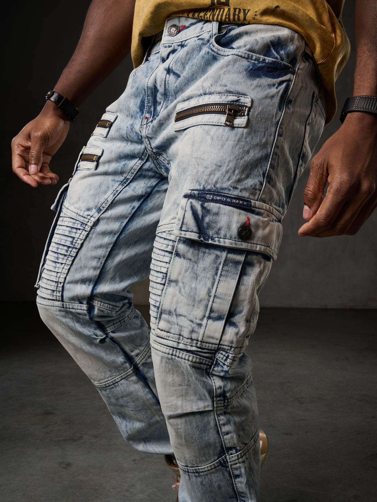 CD798 Jeans de hombre con detalles de cuero