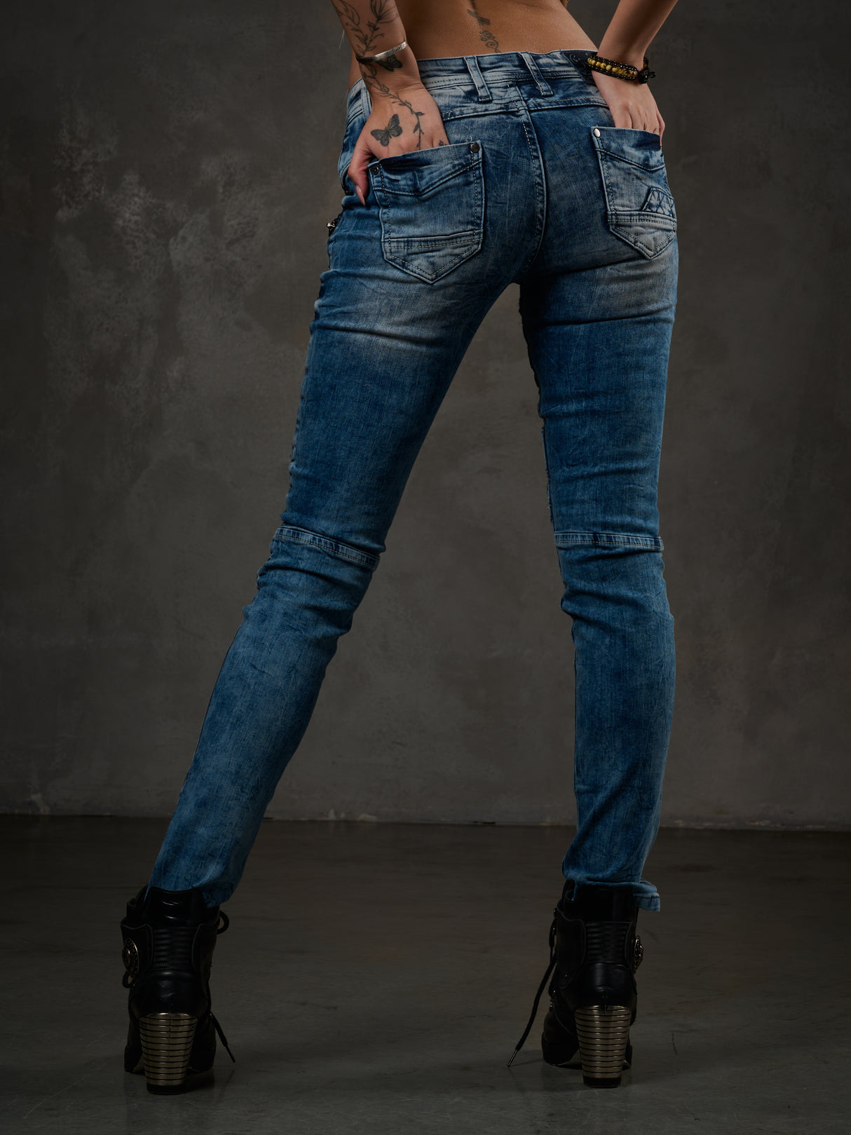 WD381 jeansy damskie z haftowanymi elementami