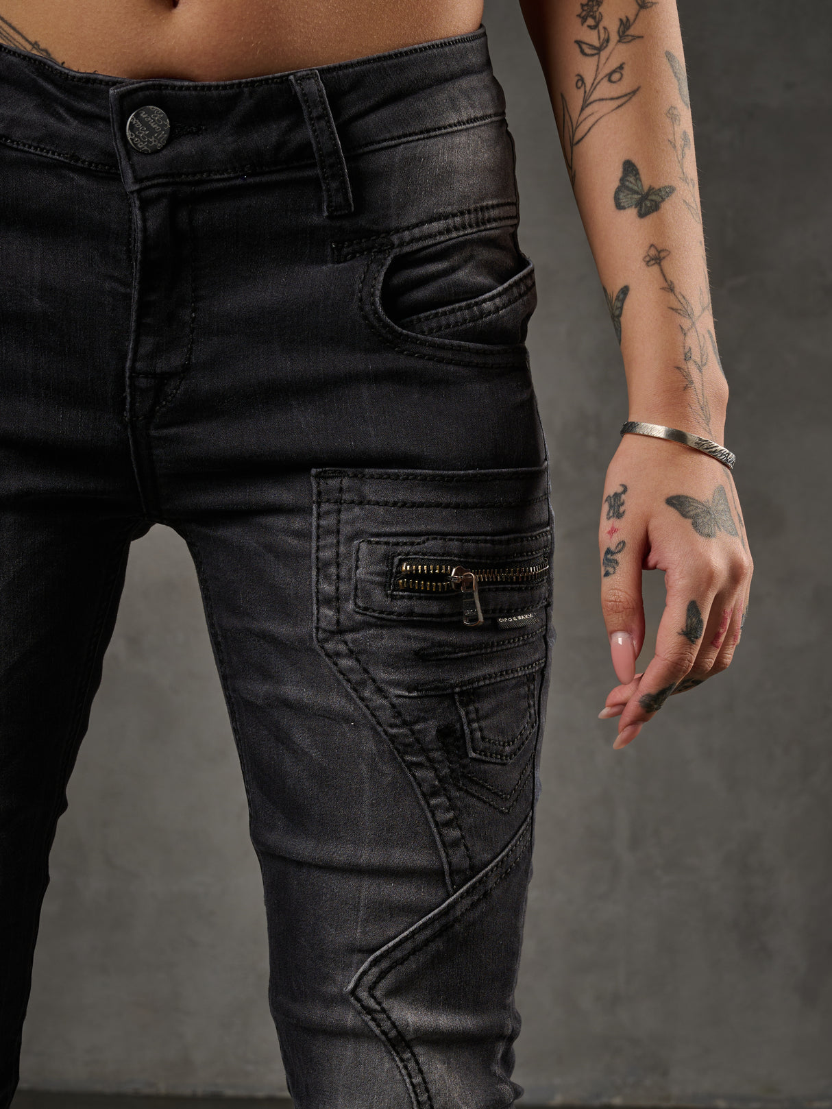 WD437 women slim-fit jeans with trendy decorative stitching