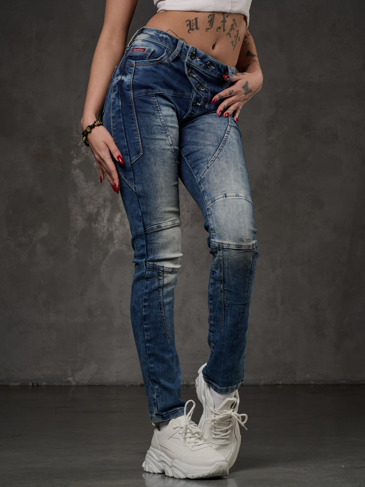 WD502 Damen Slim-Fit-Jeans mit Ziernähten in Straight Fit