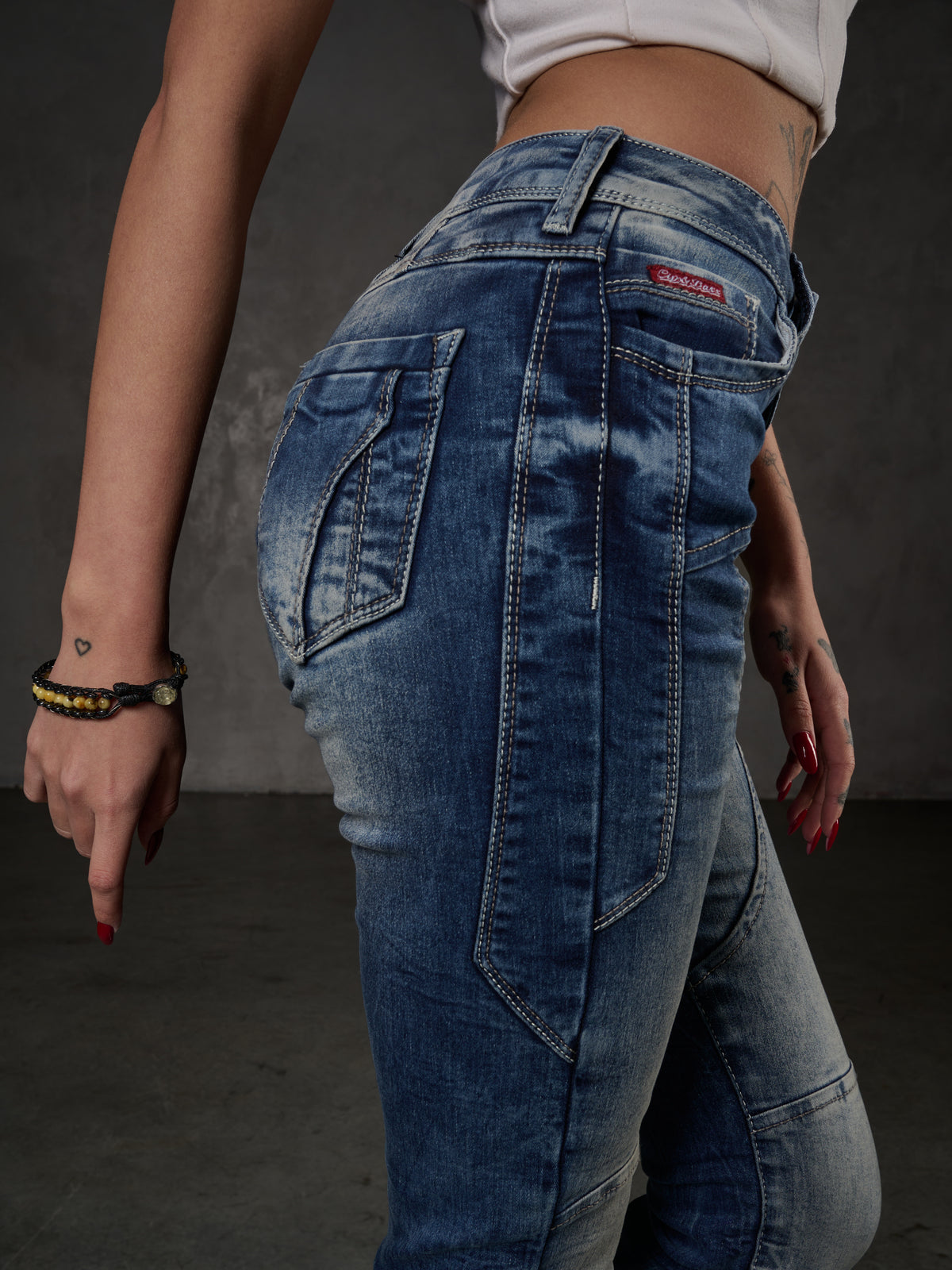 WD502 Damen Slim-Fit-Jeans mit Ziernähten in Straight Fit