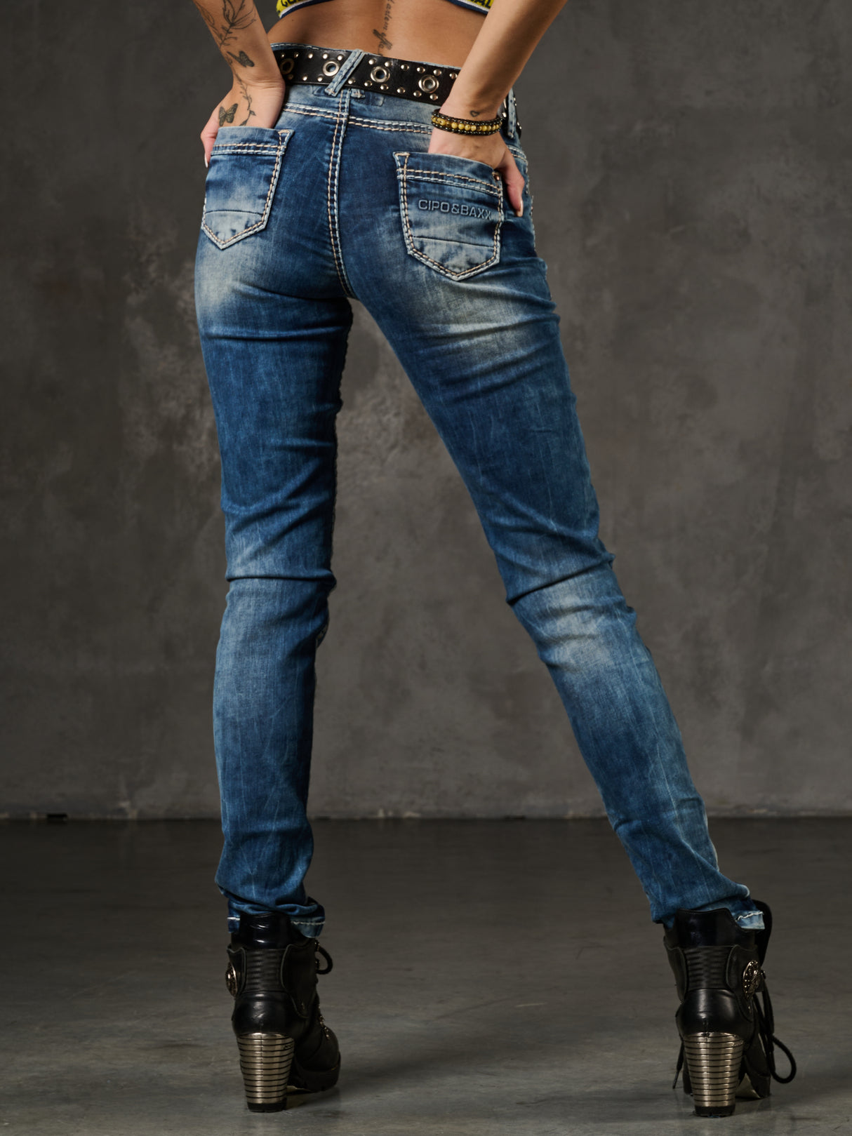 WD153 Slim-Fit Dames Jeans met een lage Taille in Straight Fit