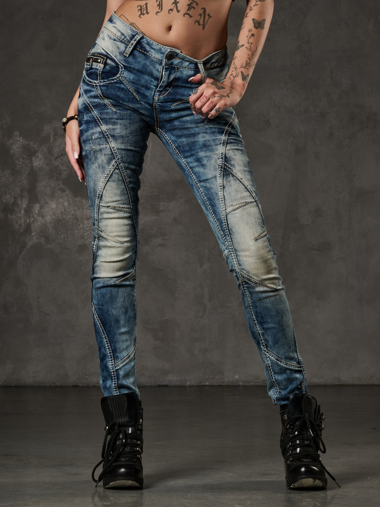 WD175 women Slim-Fit jeans with decorative stitching in Straight Fit
